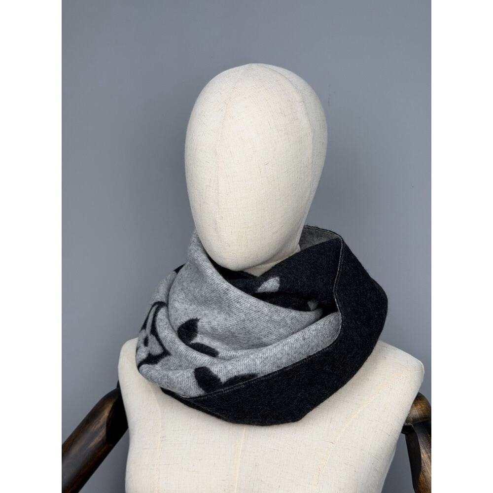 Louis Vuitton Reykjavik Scarf 100% Cashmere in Black and Grey - Picture 3 of 10